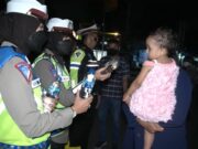 Terjebak Macet Arus Lalin Libur Panjang, Jajaran Polres Bogor Bagikan Roti dan Air Mineral Bagi Masyarakat