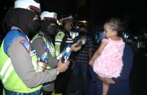 Terjebak Macet Arus Lalin Libur Panjang, Jajaran Polres Bogor Bagikan Roti dan Air Mineral Bagi Masyarakat