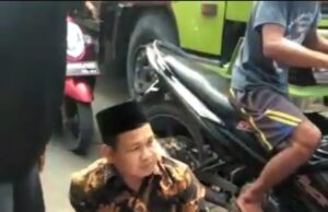 Viral ! Aksi Keren Anggota DPRD Hadang Truk Tambang di Jalan Raya Ciseeng
