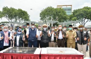 Peresmian Dua Sarana Publik, Rizki Apriwijaya: Selamat Untuk Warga Kota Bekasi Gubernur Jawa Barat, Ridwan Kamil (Tengah) sesuai meresmikan Gedung Creative Center Kota Bekasi. Senin (21/2). Foto. Istimewa