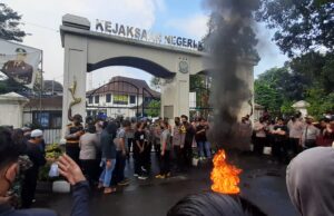 Usut Tuntas Mafia Tanah, Ratusan Pendemo Geruduk Gedung Kejari Kota Bogor. Mahasiswa : Ada Apa Kajari Enggan Temui Kami?