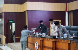 Raperda Pesantren dan Perumda Transportasi Pakuan Sah Jadi Perda