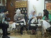 Kunjungi Galeri Handayani Geulis, Kedubes Pakistan Cekatan Membuat Batik