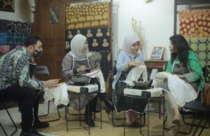 Kunjungi Galeri Handayani Geulis, Kedubes Pakistan Cekatan Membuat Batik