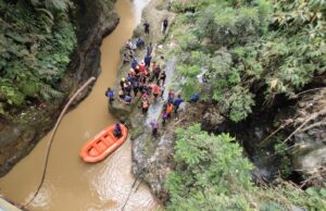 Terpelesat dan Hanyut Terbawa Arus, Warga Bantar Peteuy Akhirnya Ditemukan Dikali Ciliwung Oleh Tim Sar