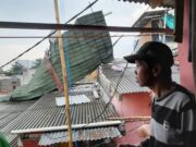 Hujan Disertai Angin Kencang, Reklame dan Atap Rumah Warga Ciparigi Beterbangan