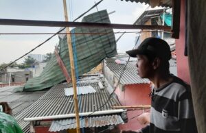 Hujan Disertai Angin Kencang, Reklame dan Atap Rumah Warga Ciparigi Beterbangan