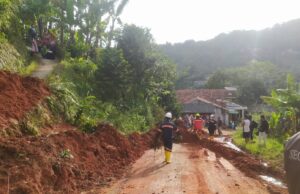 Jajaran Polsek Nanggung Evakuasi Bencana Longsor, Kapolsek : Tidak Ada Korban Jiwa