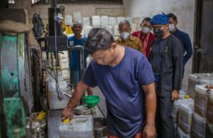 Walikota Bogor Tinjau Depo Minyak Goreng Curah, Desak Pemerintah Pusat Cepat Atasi Kelangkaan