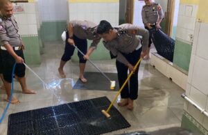 Bhakti Ramadhan 1443 H, Jajaran Polresta Bogor Kota Bersih-Bersih di Masjid At-Tohiriyah Empang kota Bogor