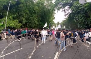 Aksi Unjuk Rasa Ribuan Mahasiswa Se-Bogor Raya Gerudug Istana Bogor, Ini Tuntutannya
