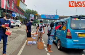 Komunitas Arema Bogor Bagi-bagi Takjil