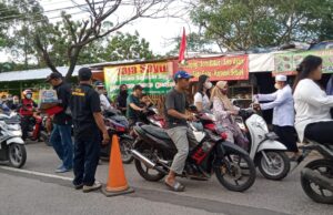 Saung Pajajar 5 dan Media Independen Nusantara Sebar Ratusan Takjil di Pinang