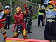 Menunggu Proses One Way Jalur Puncak, Warga Dihibur Dengan Badut