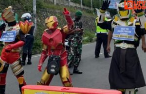 Menunggu Proses One Way Jalur Puncak, Warga Dihibur Dengan Badut