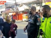 Sat Lantas Polres Bogor Berikan Pertolongan Terhadap Wisatawan Yang Sesak Napas