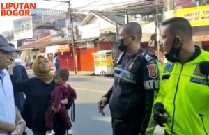 Sat Lantas Polres Bogor Berikan Pertolongan Terhadap Wisatawan Yang Sesak Napas