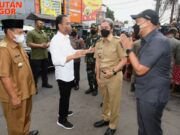 Presiden Jokowi Bagikan Bansos dan Tinjau Harga Minyak Goreng di Pasar Gunbat dan Cibinong