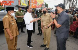 Presiden Jokowi Bagikan Bansos dan Tinjau Harga Minyak Goreng di Pasar Gunbat dan Cibinong