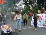 Geruduk Istana Bogor Tolak RKUHP, Mahasiswa Bakar Foto Presiden dan Ketua DPR