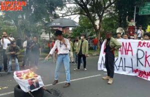 Geruduk Istana Bogor Tolak RKUHP, Mahasiswa Bakar Foto Presiden dan Ketua DPR