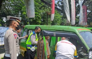 Program Sapa Masyarakat Polresta Bogor Kota Berikan Ramcek Gratis Untuk Angkutan Umum