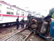 Terobos Perlintasan Rel Bondes, Satu Unit Angkot Rusak Berat di Tabrak Kereta Api