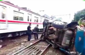 Terobos Perlintasan Rel Bondes, Satu Unit Angkot Rusak Berat di Tabrak Kereta Api