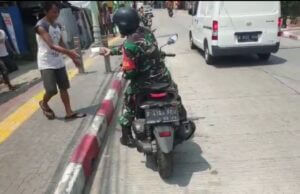 Isi Kemerdekan RI Ke 77, Sertu Sarip Babinsa Babakan Pasar Bagikan Puluhan Nasi Bungkus