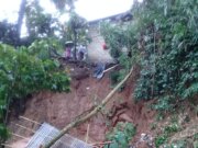 Akibat Intensitas Hujan yang Tinggi Rumah di Ciawi Terkena Longsor