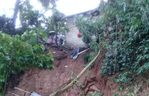 Akibat Intensitas Hujan yang Tinggi Rumah di Ciawi Terkena Longsor