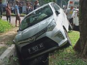 Diduga Ngantuk dan Pecah Ban, Mobil Calya Masuk Saluran Air