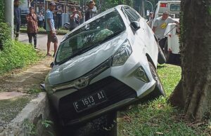 Diduga Ngantuk dan Pecah Ban, Mobil Calya Masuk Saluran Air