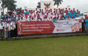 Peringati Hari Pahlawan 2022, IHGMA, Dinsos dan Ratusan Relawan Hotel Mengecat Pusara TMP Dreded