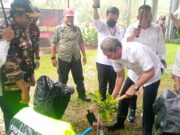 Dibawah Derasnya Hujan, Dedie A Rachim Menerima Ribuan Bibit Tanaman dari KB FKPPI Sebagai Kepedulian untuk Hijaukan Kota Bogor