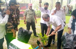 Dibawah Derasnya Hujan, Dedie A Rachim Menerima Ribuan Bibit Tanaman dari KB FKPPI Sebagai Kepedulian untuk Hijaukan Kota Bogor