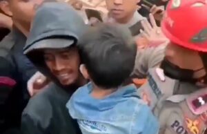 Kuasa Ilahi ! 3 Hari Tertimbun Reruntuhan Gempa Cianjur, Azka Anak 5 Tahun Masih Hidup Diselamatkan TNI-Polri