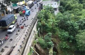 Bawah Jembatan Cikereteg Ciawi Alami Longsor, Polres Bogor Himbau Pengguna Jalan Lebih Berhati-hati