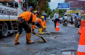 Jalan Berlubang di Jalan Raya Tajur, Walikota Bogor Geram dan Perintahkan Segera Diperbaiki