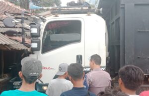 Dua Warung Dicigudeg Diseruduk Truk Akibat Rem Blong