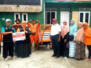 Endah Purwanti Berikan 2 Unit Gerobak Sampah, Warga Cibuluh Merasa Senang