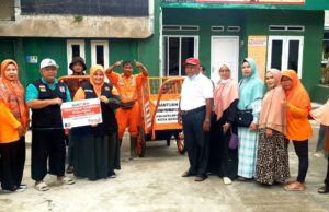 Endah Purwanti Berikan 2 Unit Gerobak Sampah, Warga Cibuluh Merasa Senang