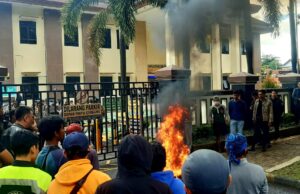 Tolak Ekseskusi Lahan Tanah, Puluhan Masa Aksi Gerudug Gedung PA Bogor