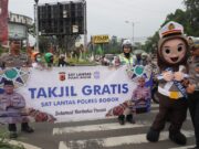 Ratusan Takjil Gratis Dibagikan Jajaran Satlantas Polres Bogor untuk Pengguna Jalan