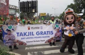 Ratusan Takjil Gratis Dibagikan Jajaran Satlantas Polres Bogor untuk Pengguna Jalan