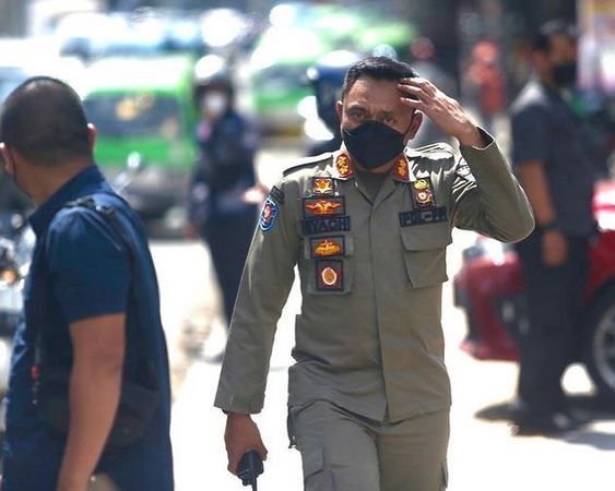 agustian-syach-kasatpol-pp-kota-bogor-bagibagi-sembako-ternyata-punya-hobi-diving-dan-bersepeda-bfy