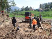 Hari Ke 3 Pasca Bencana, Akhirnya Kodim 0611 Garut Melalui Tim K9 Yonif Raider 300 Berhasil Temukan Korban Longsor