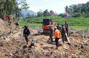 Hari Ke 3 Pasca Bencana, Akhirnya Kodim 0611 Garut Melalui Tim K9 Yonif Raider 300 Berhasil Temukan Korban Longsor