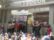 Bawa Panci, Ratusan Emak-Emak Gerudug dan Orasi di Depan SMAN 3, Kecewa Hasil PPDB Penuh Kecurangan