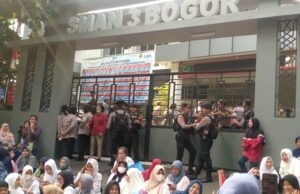 Bawa Panci, Ratusan Emak-Emak Gerudug dan Orasi di Depan SMAN 3, Kecewa Hasil PPDB Penuh Kecurangan